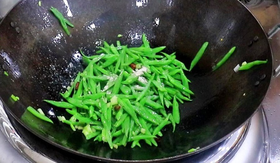 厨师长教你饭店腊肠炒芸豆做法，满满都是小技巧，清脆可口又简单