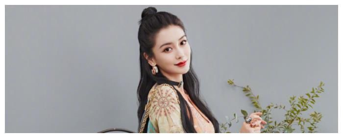 b刚录完《跑男》，baby就去冲浪，摔15次不放弃，登热搜第一被质疑