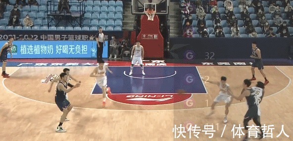 cb胡金秋捡到2颗牙!赵岩昊与杜润旺相撞,牙齿脱落,已经前往医院