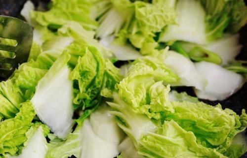 白菜炖豆腐,先炒白菜或者先炖豆腐都错了,学会正确做法,更好吃