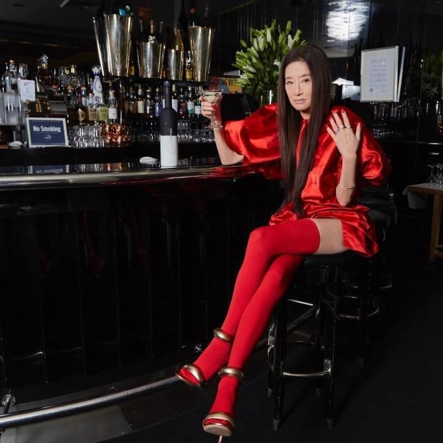 露肤 72岁王薇薇中餐厅独自过年,连换4套红礼服戴7个戒指,隆重却土味