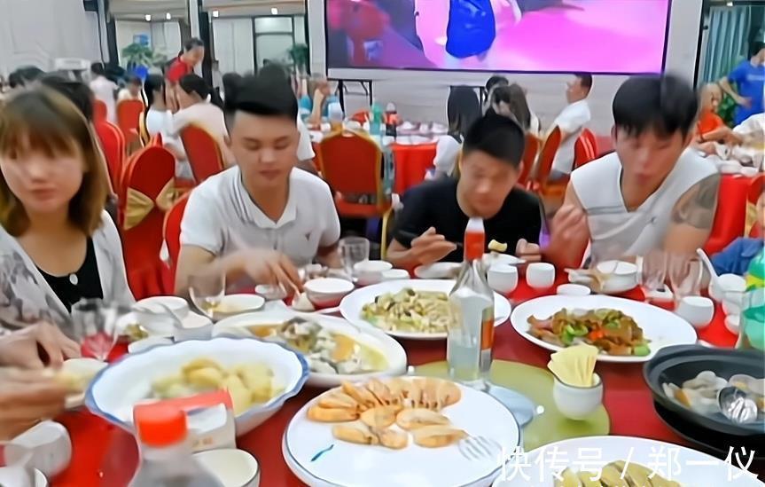 获得者|有虾有肉档次高!村里为全红婵设宴款待各方来宾,村民吃得挺痛快