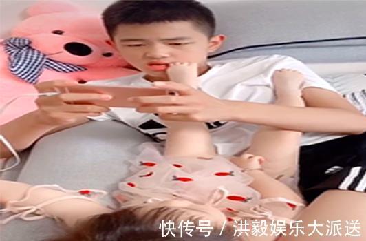 哥哥|妹妹把脚伸进哥哥的嘴里,哥哥敢怒不敢言的样子,简直太宠溺了