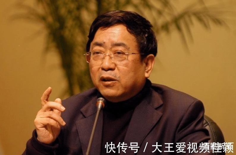 余秋雨@王朔评余秋雨他不应该成为一个作家,甚至算是低配版的席慕容