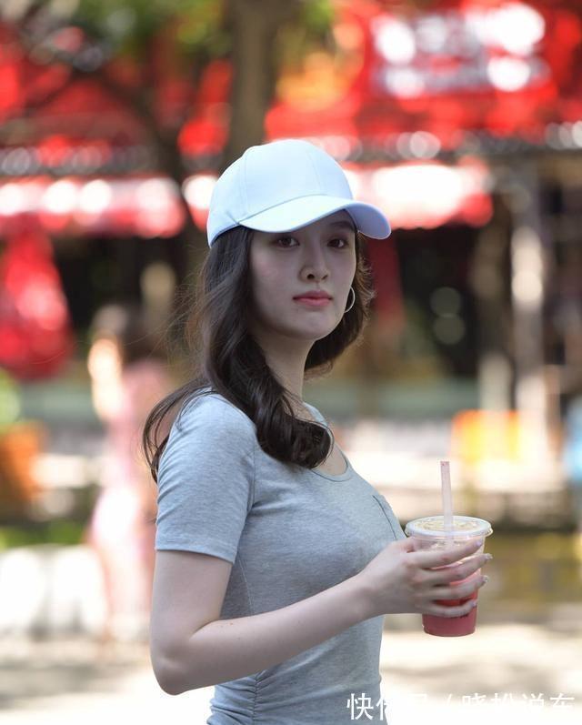 尖头高跟鞋 美女脚上一双白色的尖头高跟鞋，清新又充满着优雅的气息