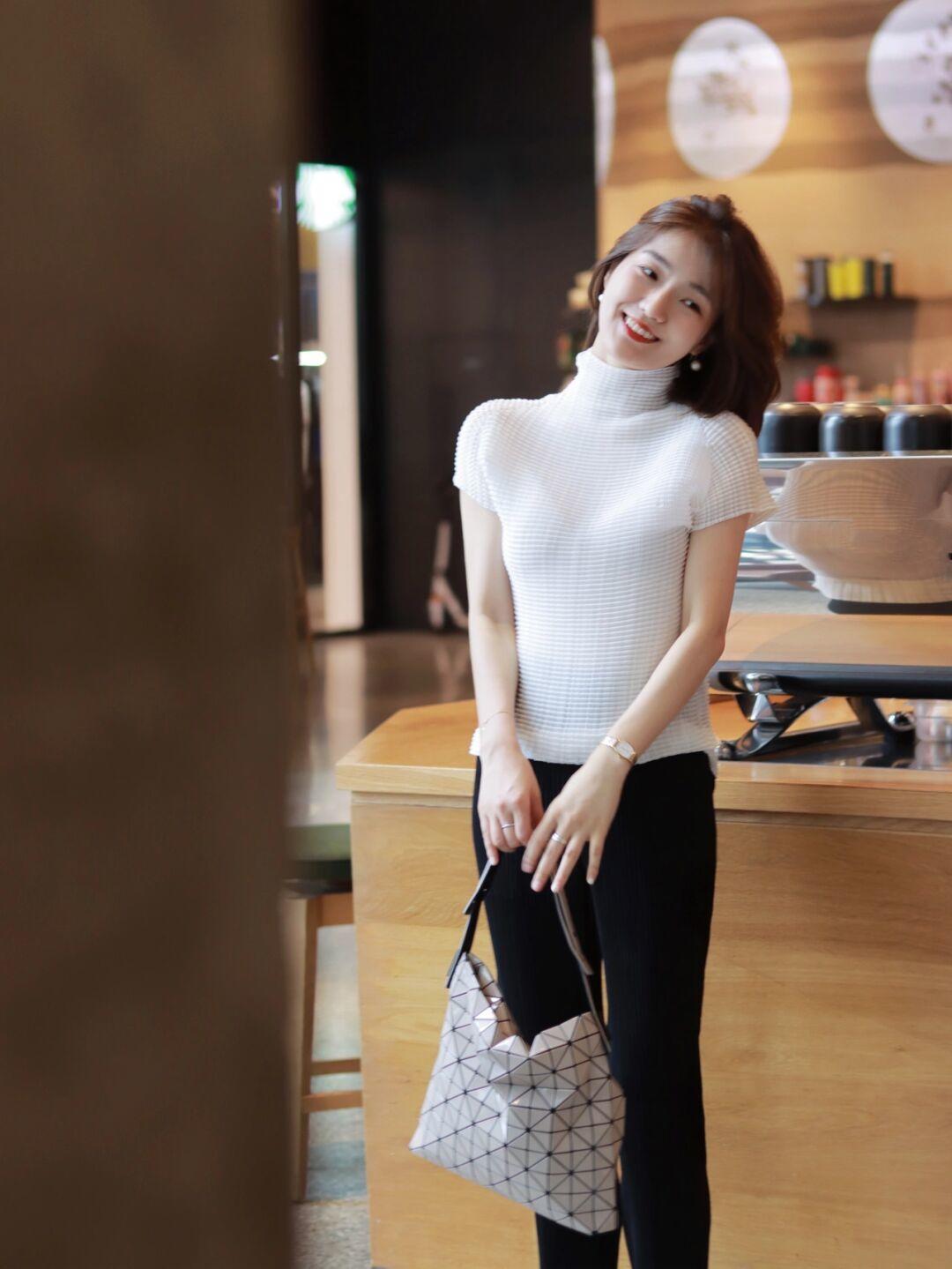 博主|早秋穿搭值得,针织衫搭配半身裙或牛仔裤,轻松穿出名媛气质