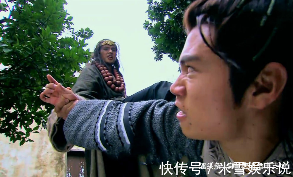 宋江!李逵正在洗澡,扈三娘将其一箭穿心,鲁智深武松头也不回地走掉了