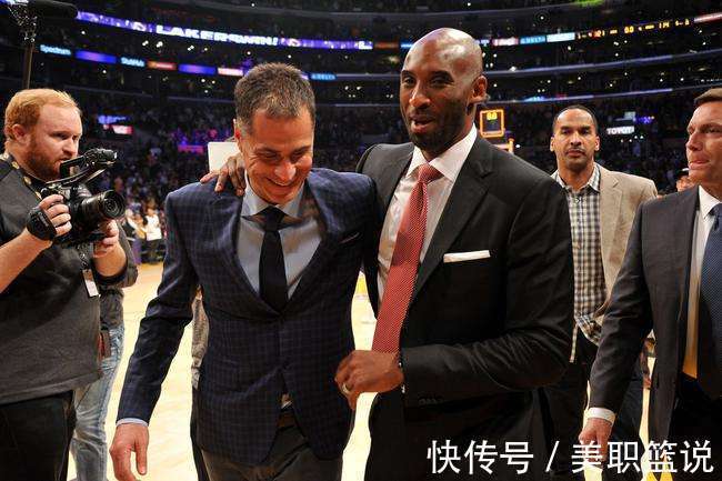 cb瓦妮莎新情况？与NBA湖人队高管晒亲密合照，她的手不知所措