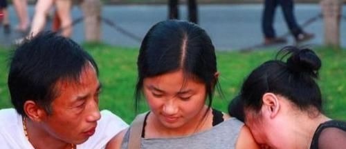 弃婴|52岁老人偶然捡个弃婴,18年后孩子考上大学,家门口来了一排警车