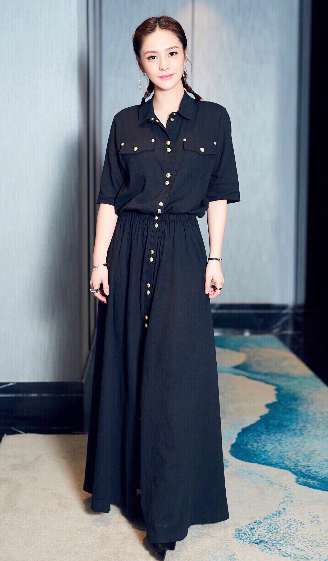 裙摆|阿娇终于美回来了,穿缎面吊带连衣裙配卷发,美得“倾国倾城”