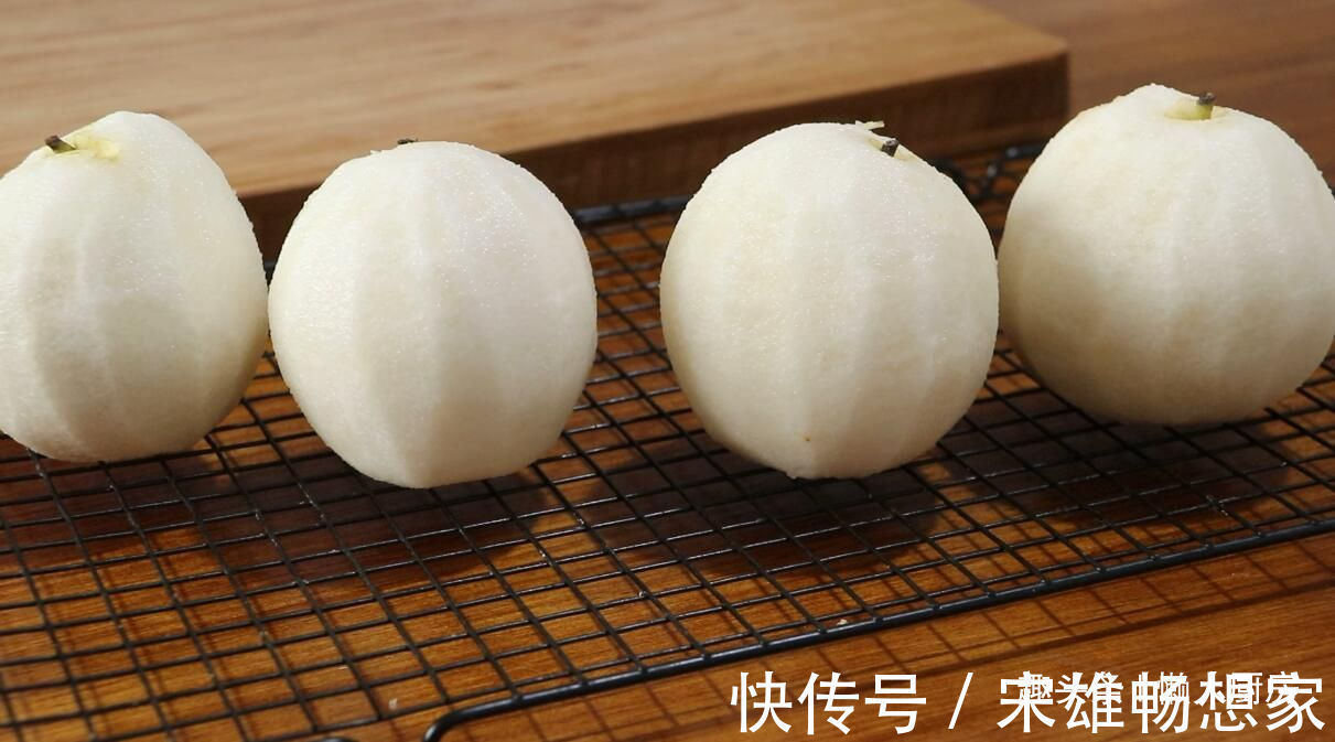 红酒不光炖牛肉好吃,还能煮梨,香气扑鼻,不用怕红酒喝不完了