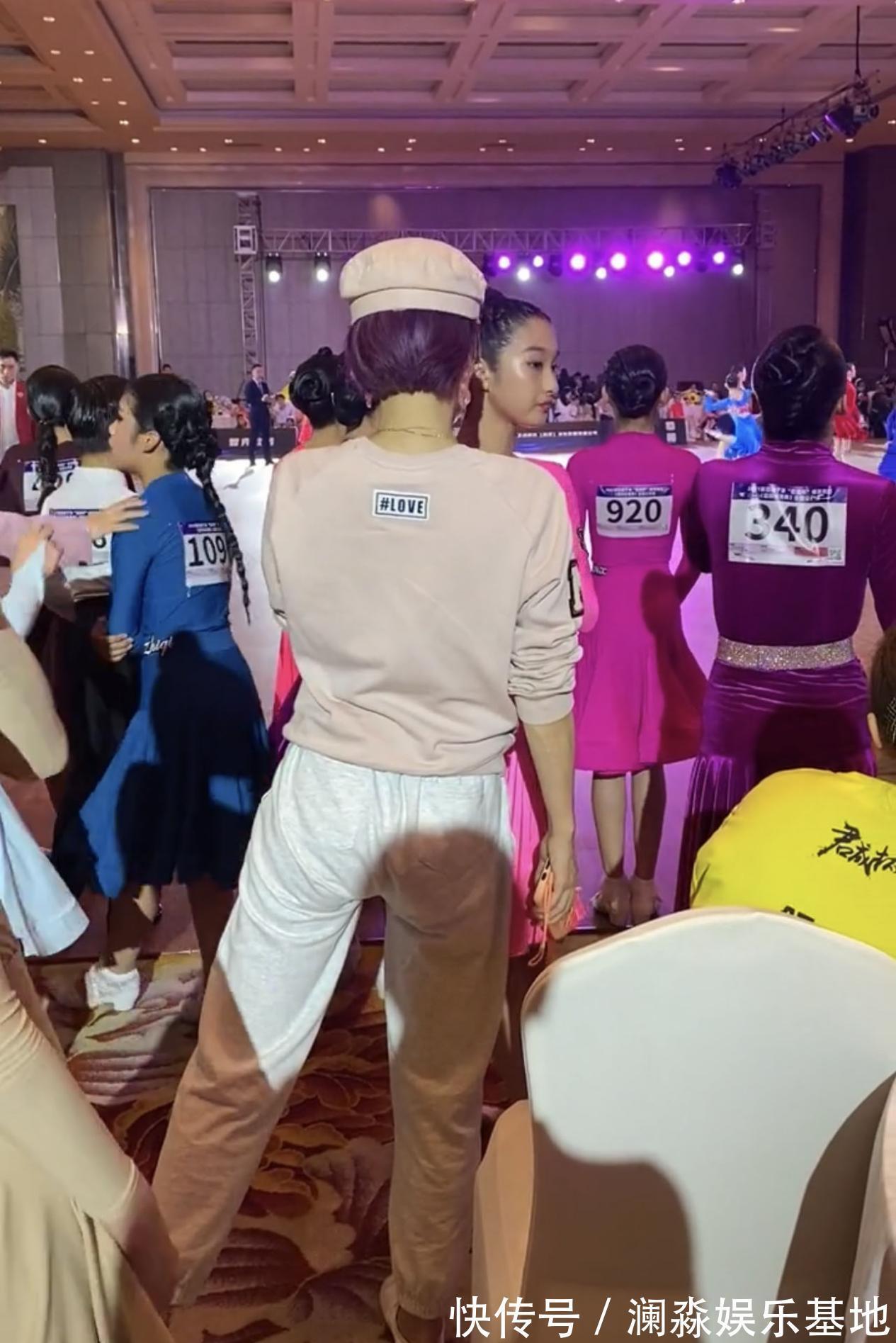 裤装|马伊琍全天助阵女儿比赛,穿卫衣裤子卡裆太尴尬,挑染紫发好靓女