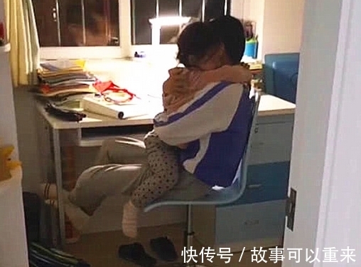 作业|哥哥正在写作业,妹妹突然哭着跑过去,妈妈在一旁笑着记录了一切