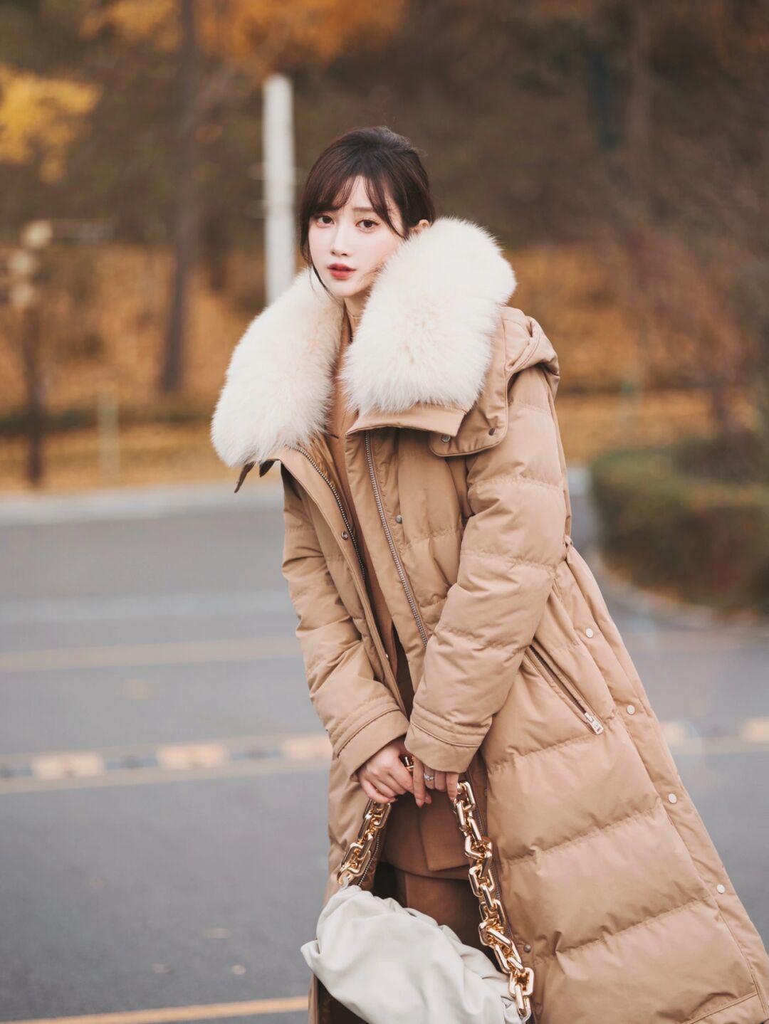 真正优雅的女人,冬季都穿“羽绒服”,这些造型适合普通人借鉴