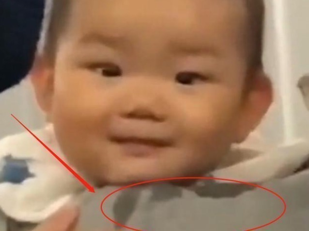 围嘴|“最馋宝宝”高铁上看人吃东西,口水流满爸爸肩膀,网友:小饕餮