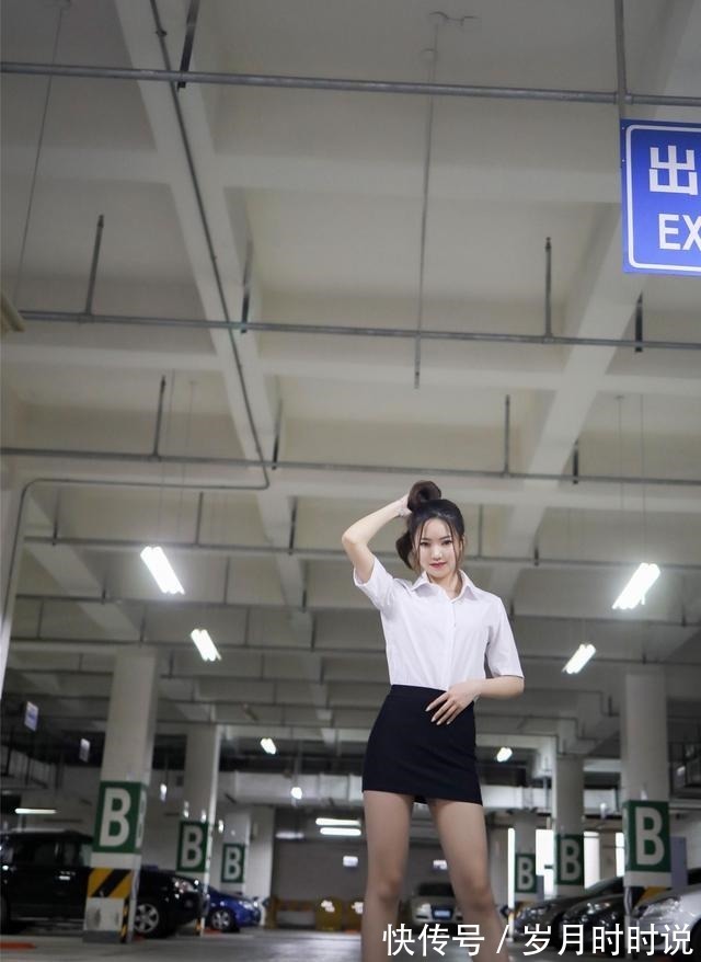 白衬衫 冷白色的短袖衬衫,搭配黑色的短裙十分的干练,日常上班都可以!