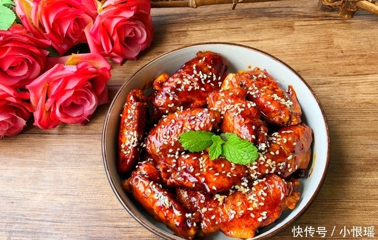 鸡翅这样做,鲜嫩多汁,好吃到舔手指,做法用料超简单