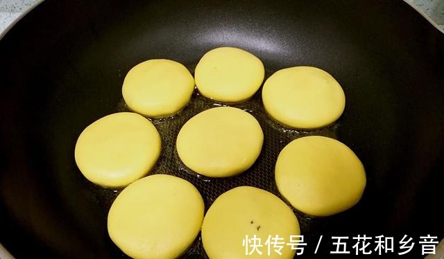 南瓜糊|外表金黄酥脆的糖心南瓜饼,软糯美味,是你不会后悔的选择!