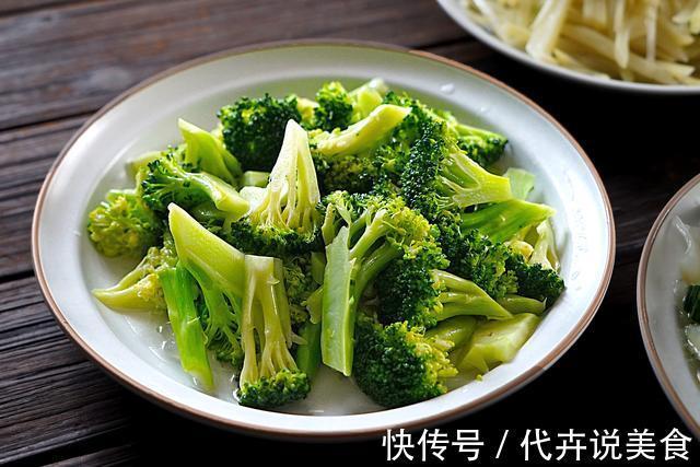 外甥女来吃午饭，大鱼大肉不爱吃，偏要吃蔬菜，三道蔬菜吃个精光