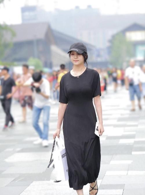  黑色|黑色丝绵长裙温柔大气，光感调节质感十足，这样搭配太靓了