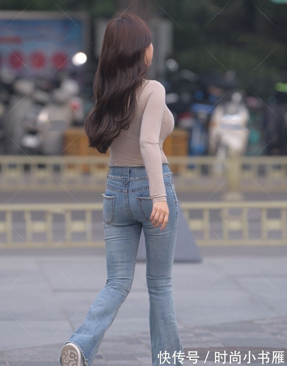 街拍 毛边喇叭牛仔裤,微胖女孩都爱穿,因为修身显瘦的效果特别好