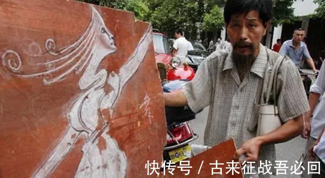 画作$“疯子画家”瘫痪后用左手画画,年近70岁收废品,称一生愧对儿子