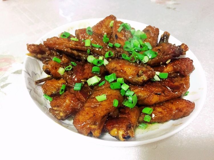 色香味俱全的可乐鸡翅，家人都很喜欢吃又实惠，招待客人倍有面