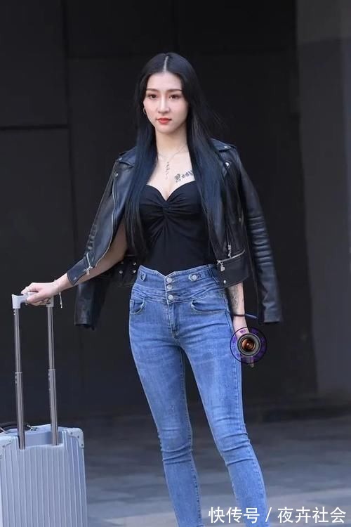 吊带 牛仔打底裤搭配时尚绿色上衣,打造整体风格,让人感觉很舒服