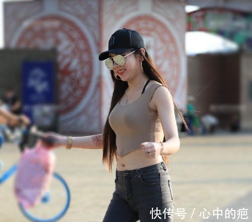 身材苗条|街拍丰腴女神长发及腰,凹凸有致秀出傲人身姿!