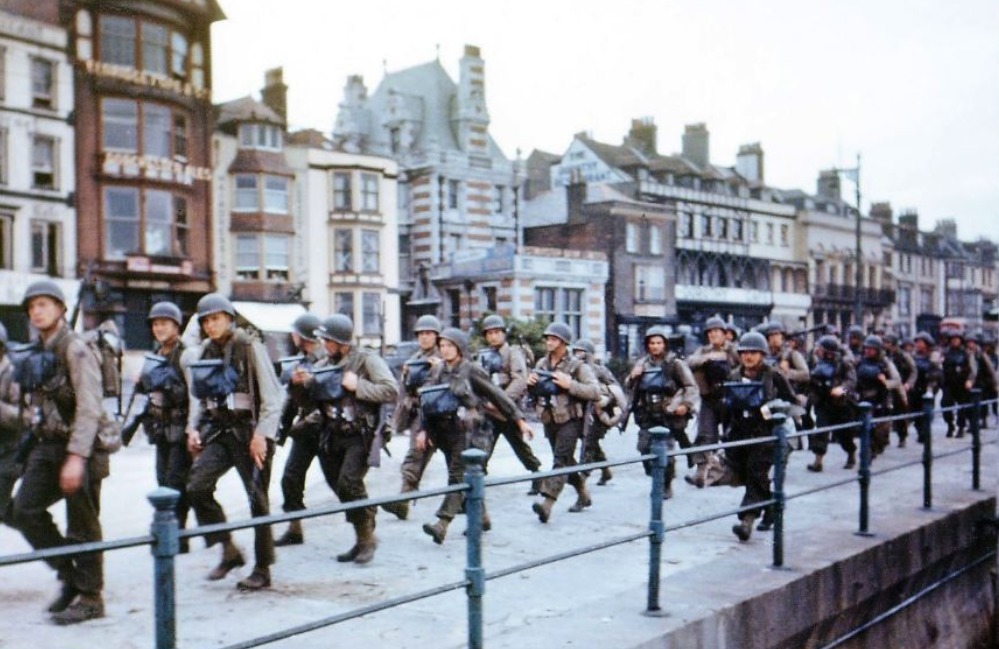 诺曼底|诺曼底登陆罕见的彩色照片：士兵们准备登陆诺曼底，平凡而伟大