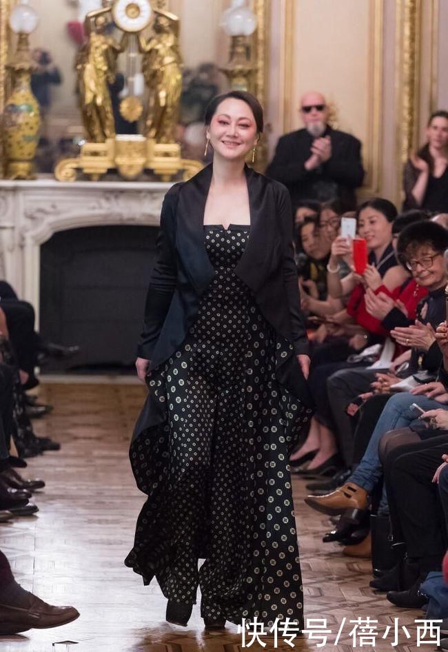 连衣裙|59岁大宋佳还有傲人身材，穿深V领连衣裙配齐肩卷发，又美出圈了