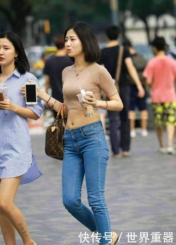 街拍:低调又时髦的小姐姐!网友:这种身材很旺夫!