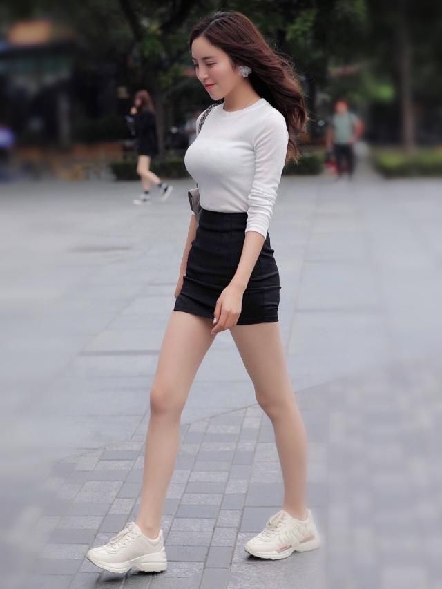 街拍|街拍：紧身包臀裙加白色上衣搭配运动鞋，休闲又不失感性