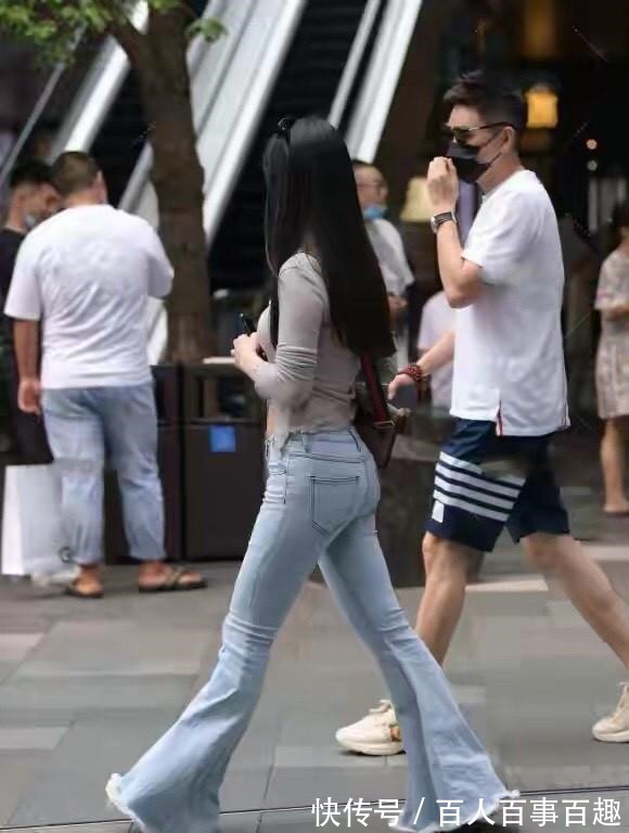 喇叭口 喇叭牛仔裤简洁大气,修身显瘦,女孩子都喜欢!