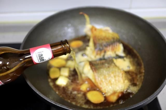 啤酒炖草鱼真够味，肉嫩汤浓，用电饭煲炖省心省事营养不流失