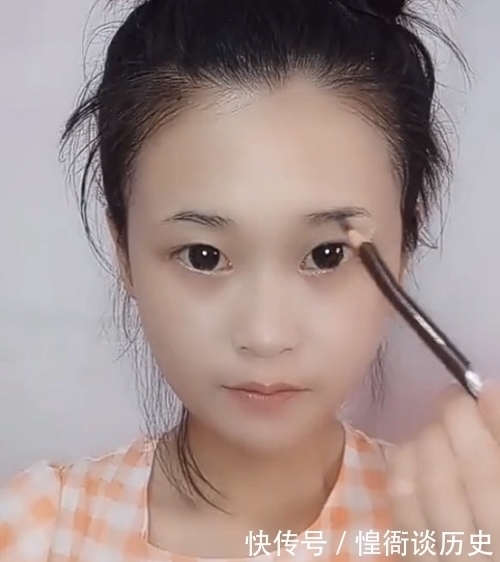 初中生仿妆“糖宝”,开局:作业布置的太少?结尾:“大佬出教程吗?”