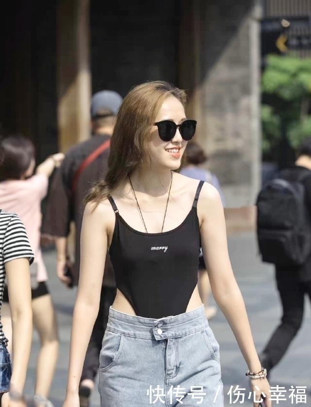 步行街|街拍：步行街遇到的美女，好身材加时尚的穿搭，每一笑都温暖人心