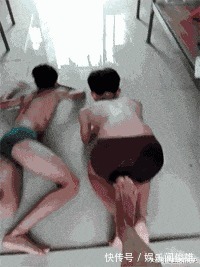 |搞笑GIF趣图:老爷子成功的把榴莲吃出了芥末的味道!