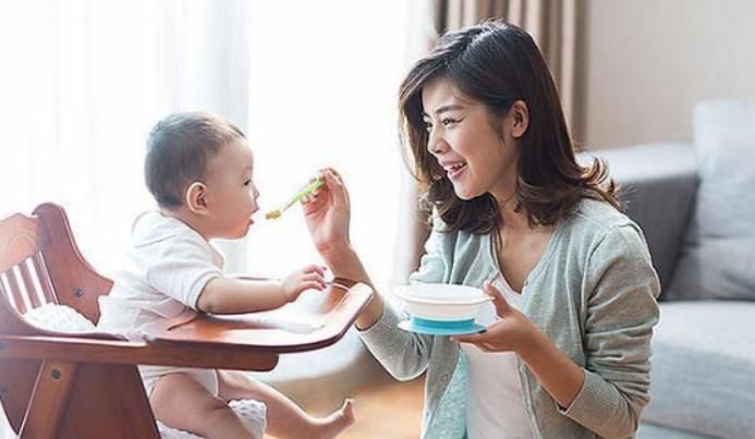 餐具|这些常见的喂娃方式,会让孩子“越来越笨”,家长快停止错误举动