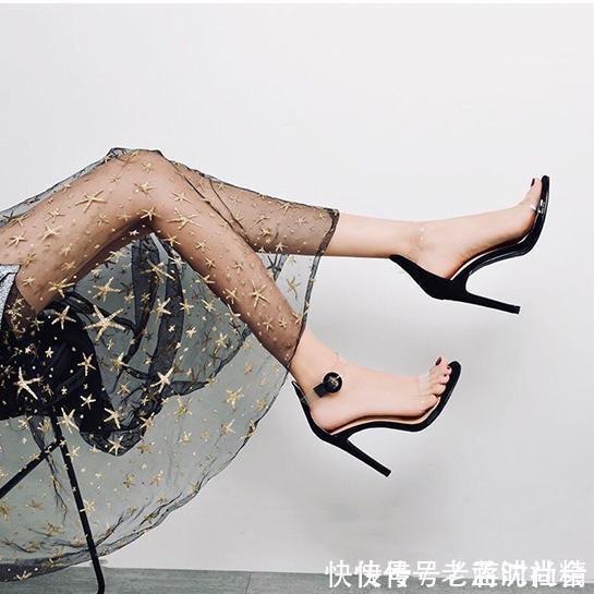 盛夏已至，透明高跟鞋登场，透明鞋身拉长腿部线条，更显女性魅力