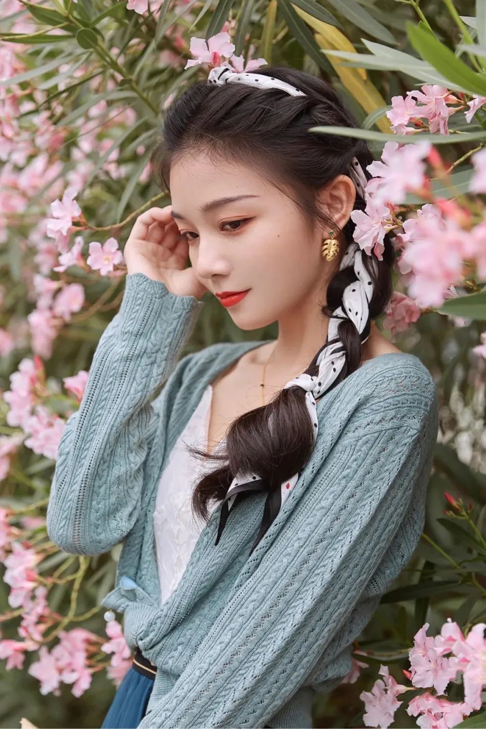 丝巾 别再披头散发了!这3个发型小技巧显嫩又高级