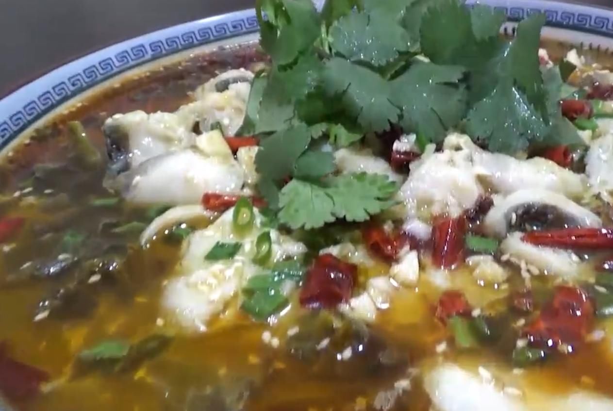 倒入|压轴菜酸菜鱼,咸香适口的鱼肉搭配酸菜,让人胃口大开,吃起来