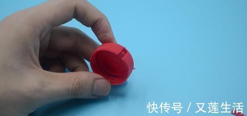 出门总是忘记带钥匙，只需一个塑料瓶盖，轻松解决大烦恼，学学吧