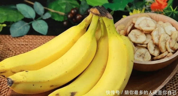 想吃香蕉饼不要出去买,教你在家做,香甜松软又好吃,5分钟出锅