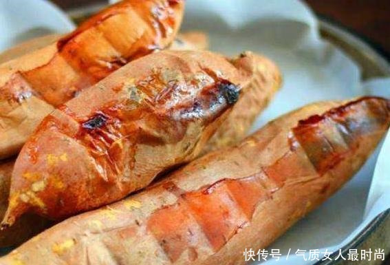 不用烤箱,教你用电饭锅烤红薯,不加一滴水,和炭烤红薯一样香