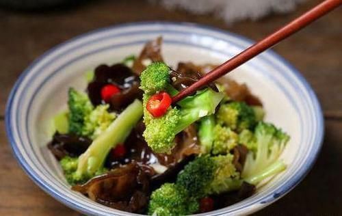 木耳|人到中年,推荐常吃3种食物,补气益血,延缓衰老,补益身体