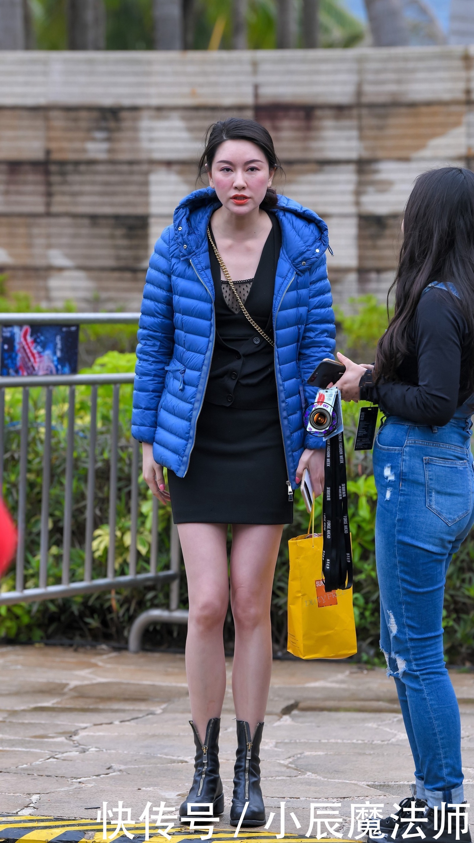 保暖效果|降温也要穿裙子,美女搭配一件宝蓝色羽绒服,展现成熟大气之美