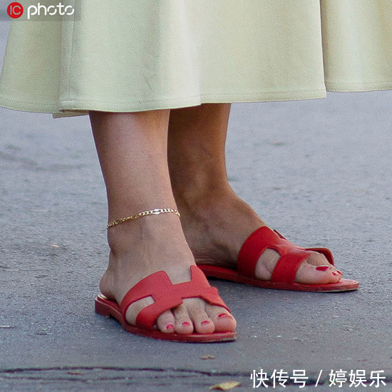 香奈儿 一不小心把澡堂专用拖鞋穿出街,却收到了无数羡慕的目光…