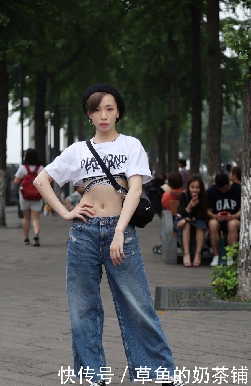 凹凸|街拍:长腿清凉时尚的妹子,凹凸曼妙,低调大气简约时尚!