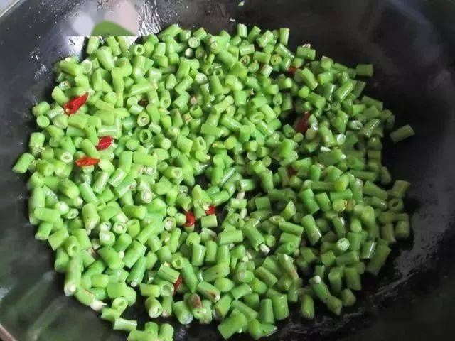  肉末豆角，清脆酸爽，开胃又解馋！